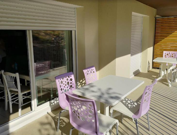 Meuble 6 Personnes Appartement Remoulins Buitenkant foto
