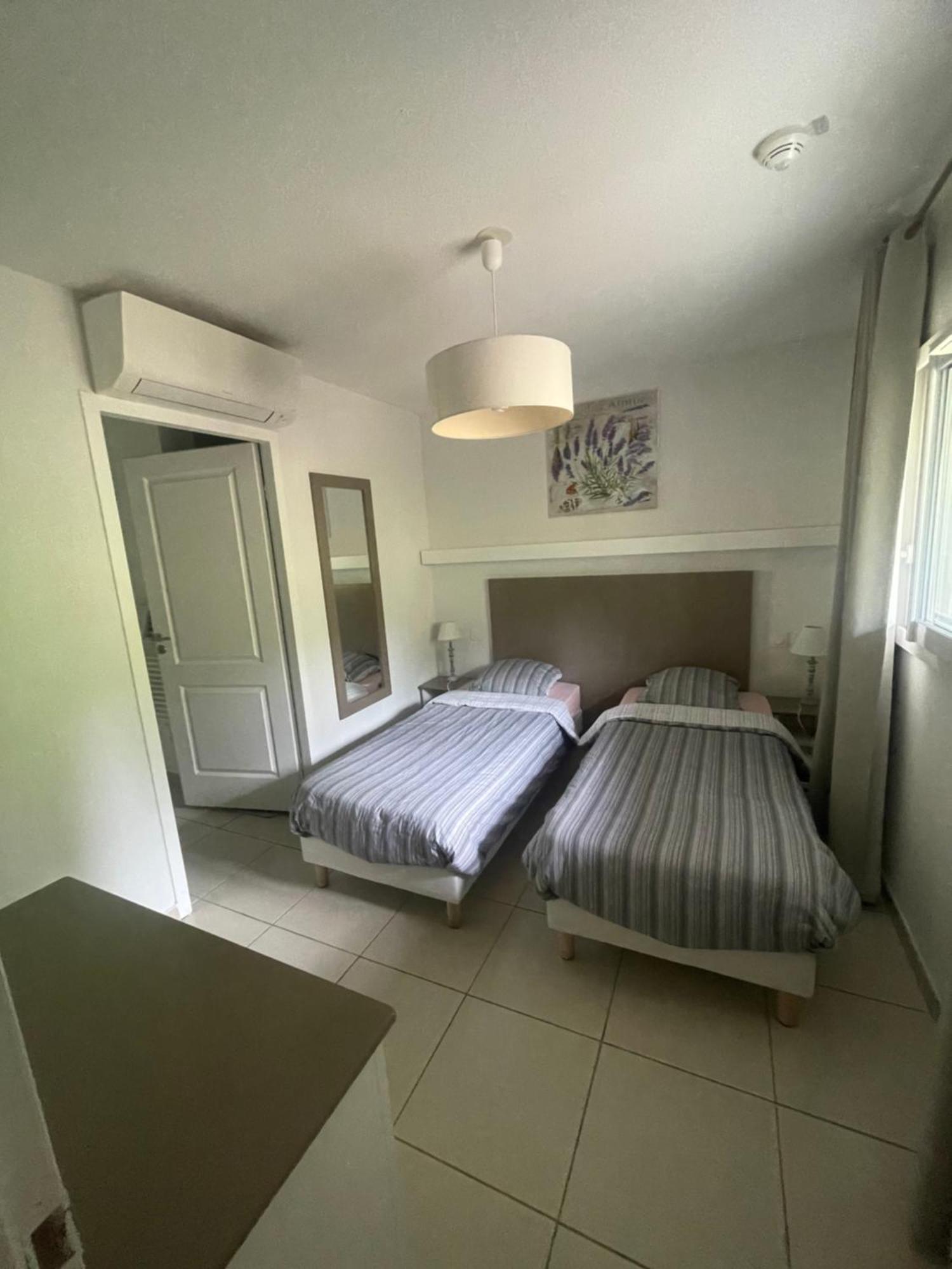 Meuble 6 Personnes Appartement Remoulins Buitenkant foto